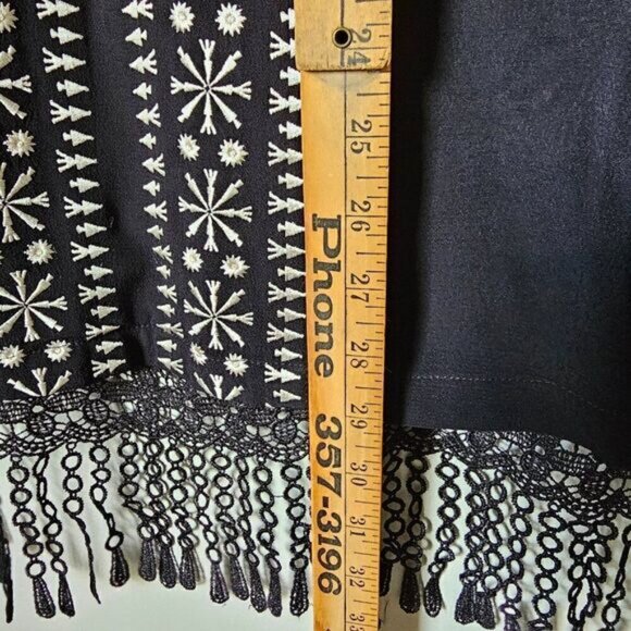 EUC LIKE NEW JOHN MARK BLACK WHITE EMBROIDERED CLASSY FRINGED TOP SIZE M - Picture 16 of 16